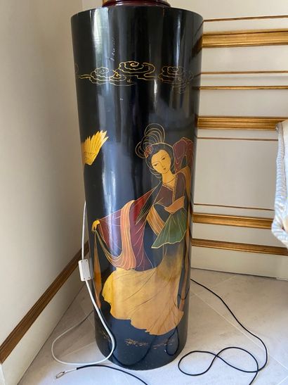 
Colonne décorative à décor d'une figure...
