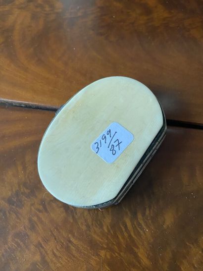 Porte-monnaie en os

Diamètre : 8,5 cm