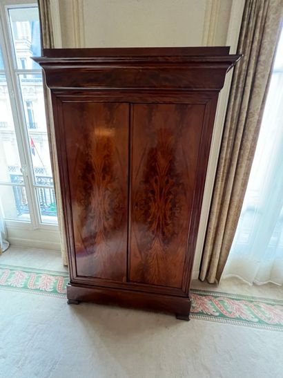 
Mahogany veneered cabinet (wear and small...