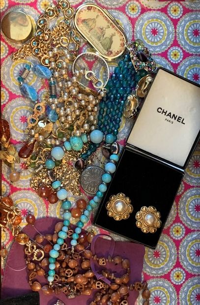 Lot de faux bijoux divers