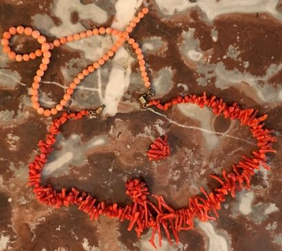 Collier en corail et deux boucles d'oreilles

On...