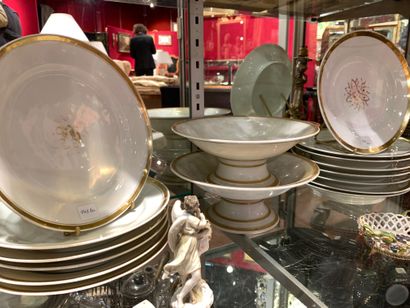 
Partie de service d’assiettes en porcelaine...
