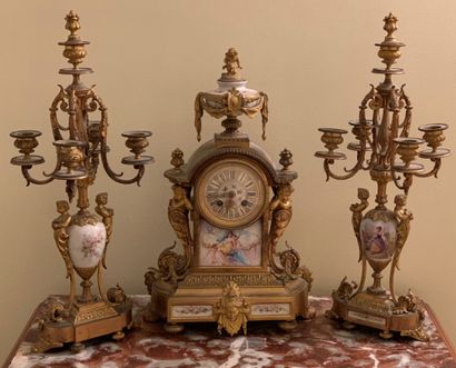 Bronze mantelpiece clock, decorated with...