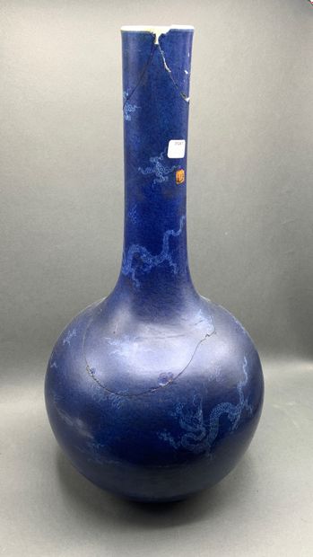
Grand vase bleu en porcelaine de Chine

(accidents...