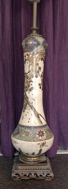 Grand vase balustre en porcelaine de Satsuma...