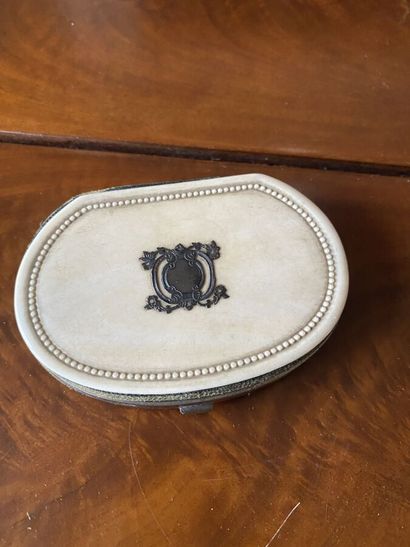 Porte-monnaie en os

Diamètre : 8,5 cm