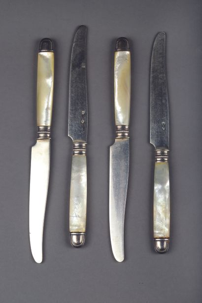 Onze couteaux à fruit, lames argent, manches...