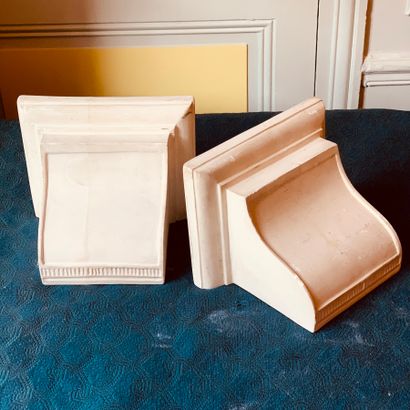 Pair of wall brackets in plaster.

Height:...