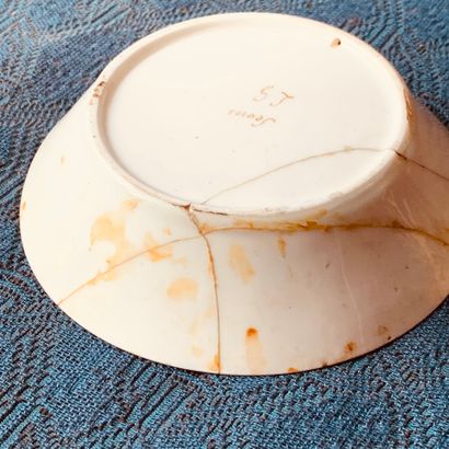 IN THE ETRUSCAN BASIN 

Two cups and their...