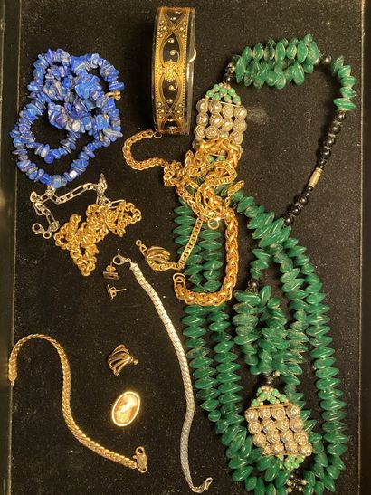Lot de faux bijoux divers dont collier en...