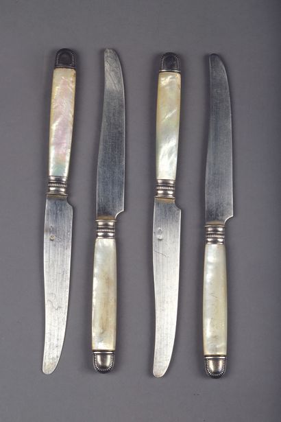 Onze couteaux à fruit, lames argent, manches...