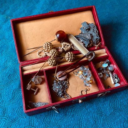 Lot de bijoux fantaisies dans un coffret...