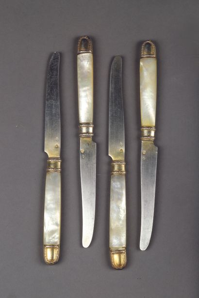 Douze couteaux à entremets, lames en argent...