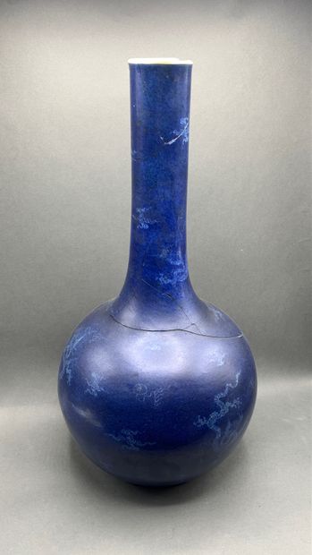 
Grand vase bleu en porcelaine de Chine

(accidents...