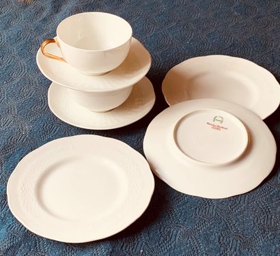HAVILAND

White porcelain tea set with wicker...