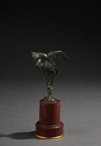 Echassier, les ailes déployées. Socle en...