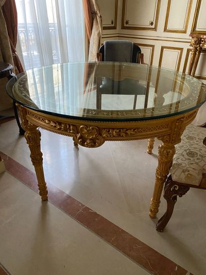 
Round dining room table in medium wood and...