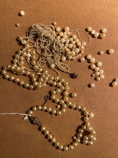 Lot of various pearls including some cultured...