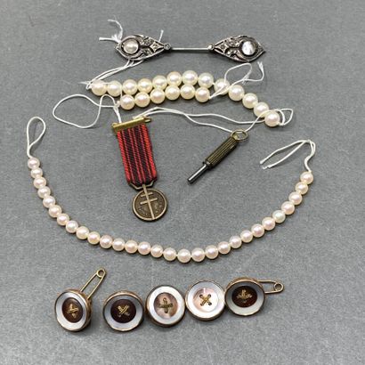 Various lot of metal, pearls and silver.
