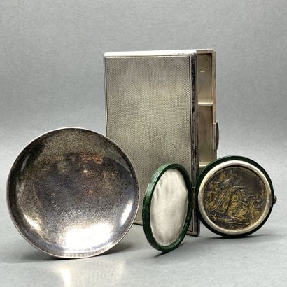 Silver lot including : 

- Rectangular cigarette...