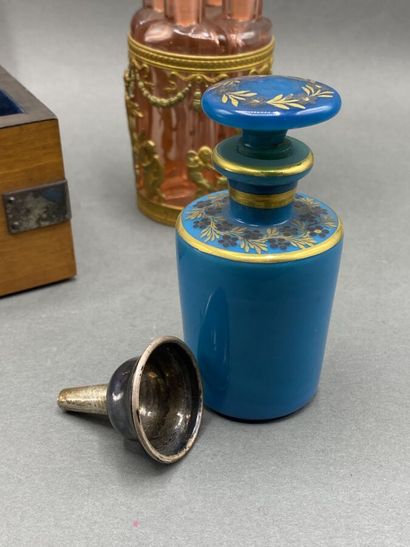 Small scent box in veneer wood with key,...