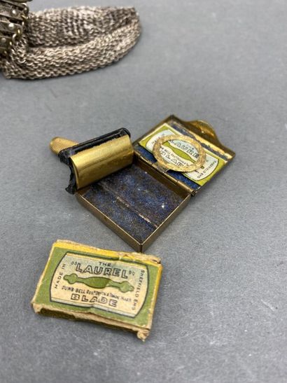 Lot including: 

- Indispensable miniature...
