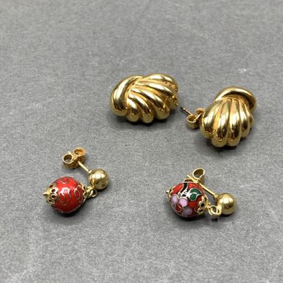 Lot of two pairs of earrings in yellow gold...