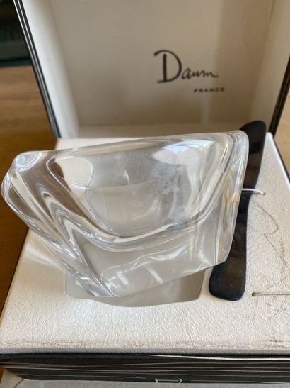 DAUM France 

Box containing a crystal dish...