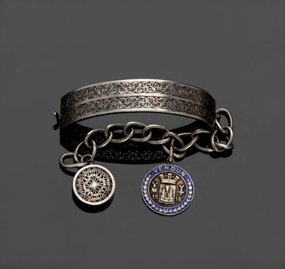 Silver bracelet and medal souvenir of Verdun.

Weight:...