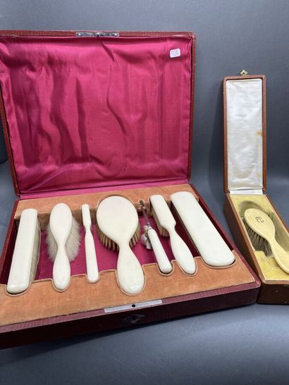 Box containing brushes
