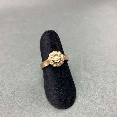 Flower ring in yellow gold 18 k (750 thousandths)...
