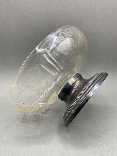 Round crystal cup with engraved decoration...