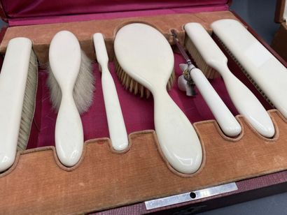Box containing brushes