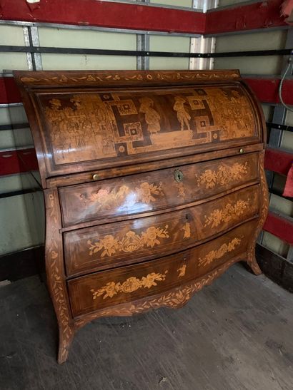Scriban chest of drawers in carved veneer...
