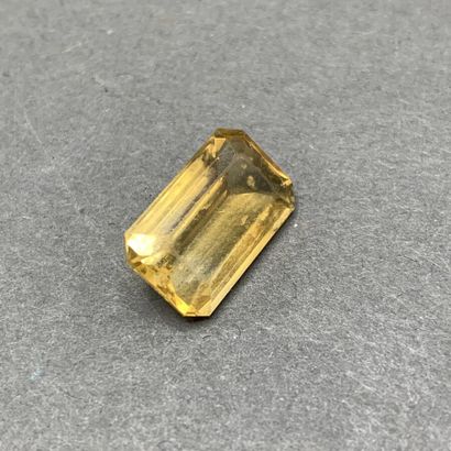 Emerald cut topaz 

weight : 1,4 g