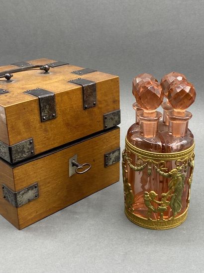 Small scent box in veneer wood with key,...
