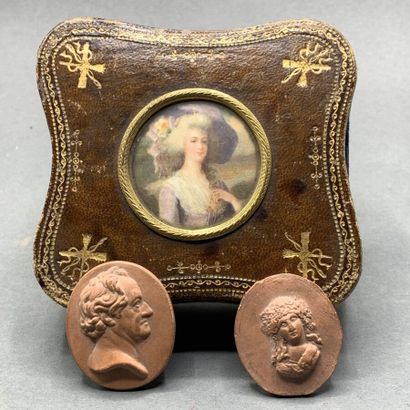 Small square box sheathed in havana leather,...