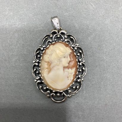 Silver brooch (800) set with a cameo shell...