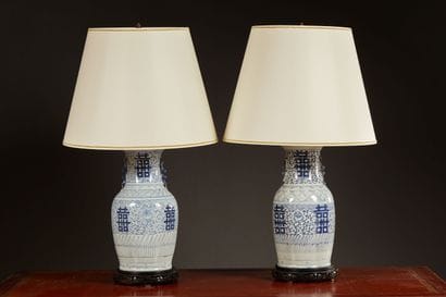 Paire de lampes vases en porcelaine de Chine...