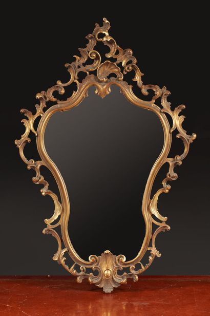 Miroir de style Louis XV en bois sculpté...