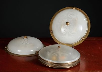 Vaughan Designs. Un lot de trois plafonniers...