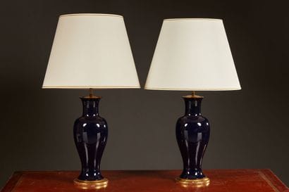 Vaughan Designs, Fishtail vases. Paire de...