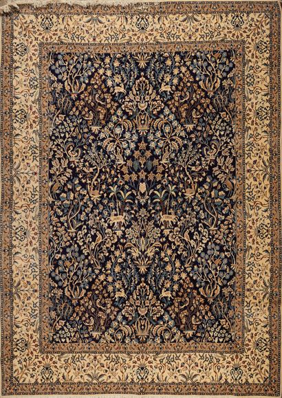 Tapis laine et soie à champ noir à décor...