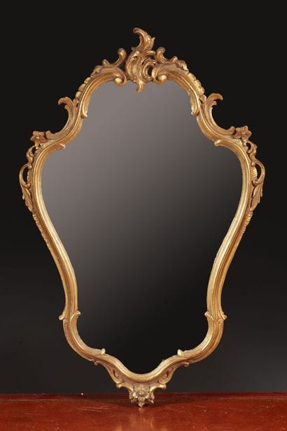 Miroir de style Louis XV en bois sculpté...