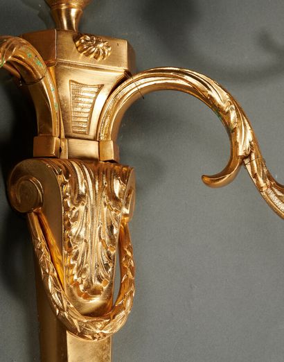 Paire de grandes appliques en laiton de style...