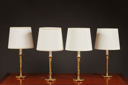 Suite de quatre lampes flambeaux de style...