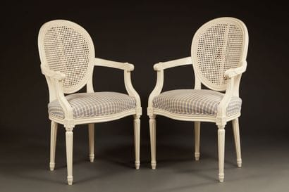 Paire de fauteuils cabriolets de style Louis...