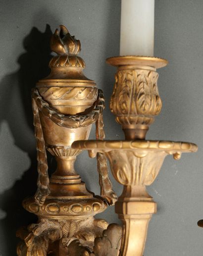 Paire de grandes appliques en bronze vernis...