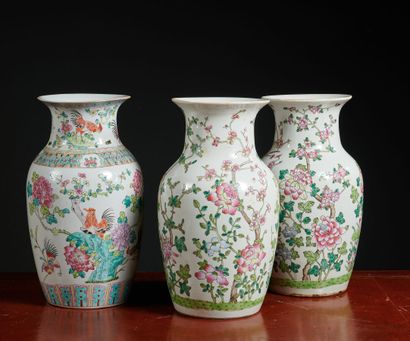 Paire de vase en porcelaine de Chine émaillée...