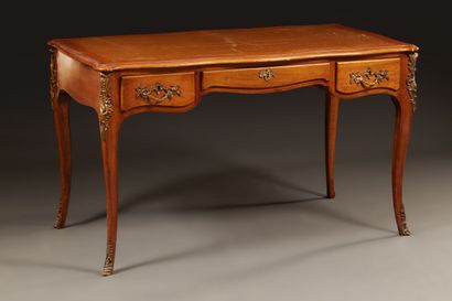 Bureau plat de style Louis XV en noyer à...